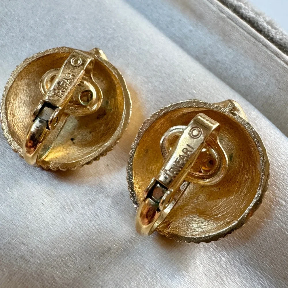 Vintage Crown Trifari Gold Tone Textured Starburst Dome Clip On Earrings Vintage